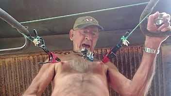 Cbt – Jeux De Pinces Aux Tetons Hard Dans Une Epave De Cammionette