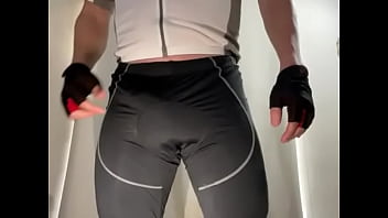 Después De Entrenar – precum, paja, caliente, masturbacion, verga, bolas, guevo, bicicleta, bici, deporte, licras, entrena – Video 1236024