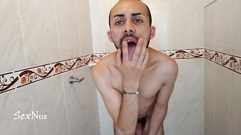 Ducha De Agua Totalmente Desnudo