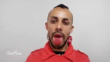 Chico Fresa Esta Comiendo Un Dulce