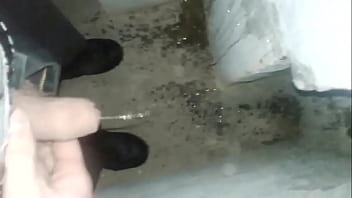 Heimlich In Den Keller Gepisst
