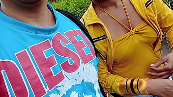 Mi Esposa Mostrando Sus Tetas En La Calle