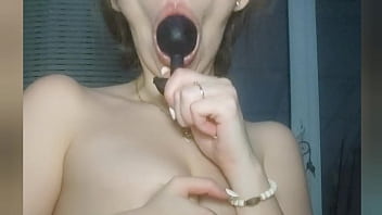 Игры шлюшки с попкой. Анальная пробка, грязная попка и ротик принимает пробку сразу после анала… Хочу язычок в открытую дырку…