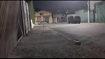 Gostosa Coloca O Lixo Na Rua Só De Calcinha, Coletor De Lixo Viu Tudo
