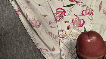 Me Vine Sobre Los Calzones Blancos De Flores De Mi Mejor Amiga