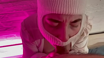 Зрительный контакт во время минета! В масках!