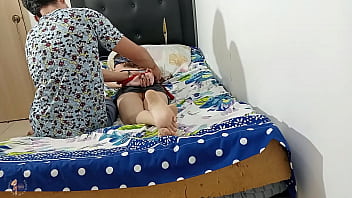 Dandole Las Buenas Noches A Mi Hermanastra Antes De Dormir.