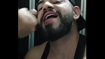 Tomando Chuva De Leite No Banheiro Da Academia