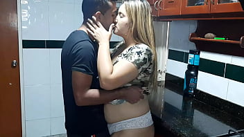 Mi Hermanastro Me Chupa El Coño En La Cocina