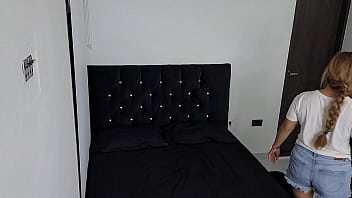 Llevo A Mi Hermanastra A Un Hotel, Qué Buena Es Chupando Verga