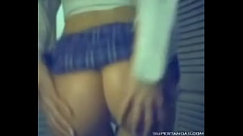 ⁣Gostosa Fazendo Strip Tease Na Web