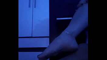 Gostosa Passando Creme Nos Pézinhos