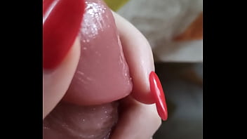 Шлюшка-жена дрочит реалистичный резиновый член