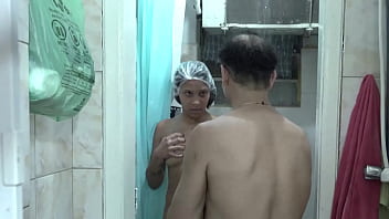 Esperou A Esposa Ir Trabalhar Pra Ir Tomar Banho Com Sua Enteada