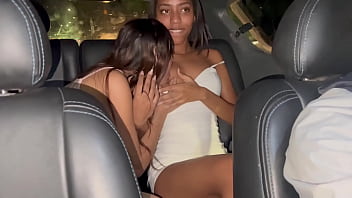 Una Follada Muy Dura Con Mi Hermanastra En El Auto Mientras Mi Padrastro Llena El Tanque De Gasolina En La Estación.hl