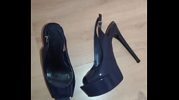 Gozei Na Sandália Schutz Da Colega De Serviço Enquanto Espero Era Ela Sair Do Banho