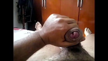 ⁣Policial Mostra O Cacete Babão