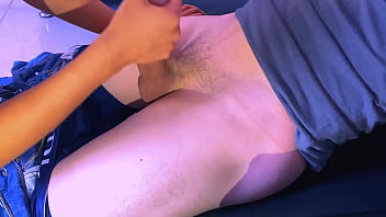 La Joven Hijastrastra Estaba Nerviosa Por Conocer Al Nuevo Novio De Su Madrastra Y No Sabía Cómo Comportarse En Su Presencia.