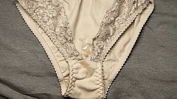 Me Vine Sobre Los Calzones Usados De Encaje De Mi Mejor Amiga