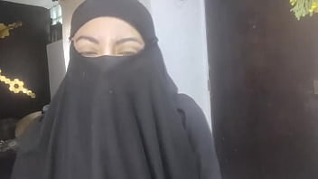 Real Horny Amateur Arab Wife Squirting On Her Niqab Masturbates While Husband Praying Hijab Porn