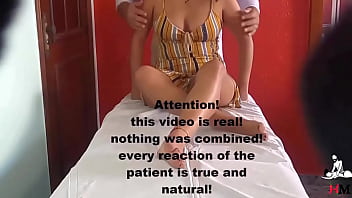 Novinha Sendo Apalpada Pelo Terapeuta Durante Consulta - Massagem T_ntrica - Vídeo Real