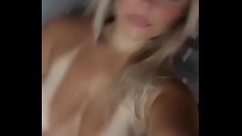 A Loirinha Que Gosta De Brincar Com Seus Brinquedinho