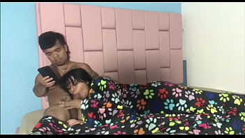 Mientras Mi Hermanastro Se Concentra En Su Celular Viendo Porno Noto Como Se Le Empieza A Parar El Pene Y Me Pone Cachonda Así Que Lo Empiezo A Acariciar