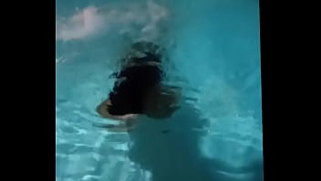 Aproveitando Uma Piscininha