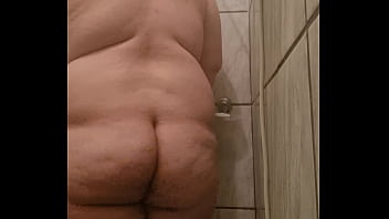 Gordinho Tomando Banho