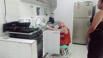 Llamo Al Plomero Para Que Me Revise La Cañería Y Termina Revisando La Profundidad De Mi Coño Con Su Polla