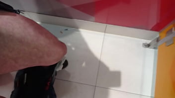 Дрочу в туалете