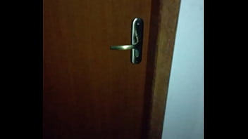 Oque O Marido Sente Quando Chega Em Casa E Escuta Isso Na Porta De Seu Quarto