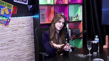 Viu Um Vídeo Enfiando Um Cone, Mas Não Conseguiu Terminar, E Pra Tirar O Plug Dentro Do Cu Dela… – Tati Weg