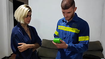 A Russah Chamou O Eletricista Para Arrumar Sua Tv E Pagou Com Sexo