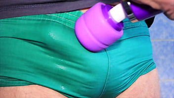 _turnhoeschen_ Macht Stramme, Kleine Grüne Turnhose Nass