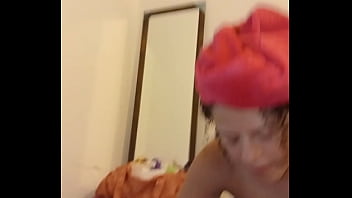 La Niñera Se Estaba Bañando Cuando Me La Empezó A Chupar