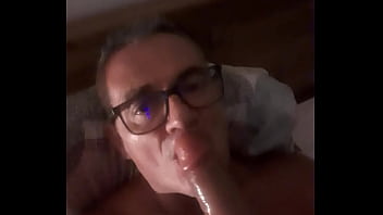 Sucer Son Gode Dans Son Lit La Nuit