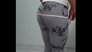 Amiga Culona En Leggings Enseña Su Tanga