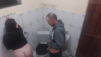 Veja O Que Acontenceu No Meu Bar, Mulher Foi Ao Banheiro E O Cara Seguiu!