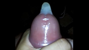 Sacando Semen Con Condón Puesto