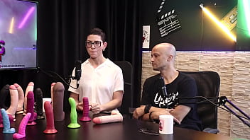 As Texturas Dos P_nis, E Serve Para Masturbação E Prótese, E As Vantagens… – Eilani Quina E Victor Luciano – Upper Toys (sheer/red)