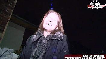 Deutsches Normales Mädchen Von Nebenan Auf Straße Angsprochen Für Amateur Casting