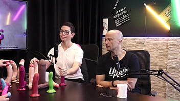 Os Produtos São Diferentes, E Os Formatos Dos Paus… – Eilani Quina E Victor Luciano – Upper Toys (sheer/red)