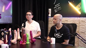 Ela Usou Para Masturbação E Ficou Presa, Foi Uma Situação Inusitada, E O Pau Pequeno Mais Vendido… – Eilani Quina E Victor Luciano – Upper Toys (sheer/red)