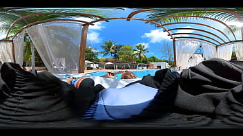 Casal Nu Na Beira Da Piscina