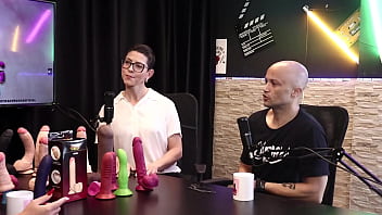 Os Materiais Importados Não Chegavam No País, Então Eles Decidiram Produzir – Eilani Quina E Victor Luciano – Upper Toys (sheer/red)