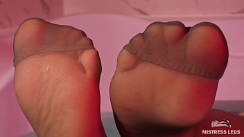 Goddess Beautiful Wrinkled Soles Teasing And Toe Wiggling In The Bathtub