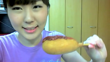 【t Haru】【asmr】girl Eating Corn While Licking Her Fingers