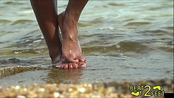 Giggles_ Feet Get Wet At The Beach On Beat2feet – Reup