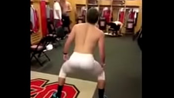 Gatinho Dançando Twerk No Vestiário.